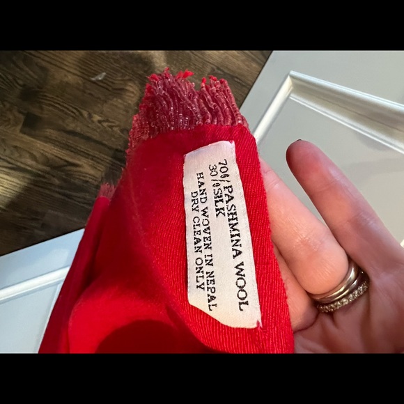 Christmas Red Pashmina 70% Pashmina Wool/30% Silk wrap - Picture 4 of 5